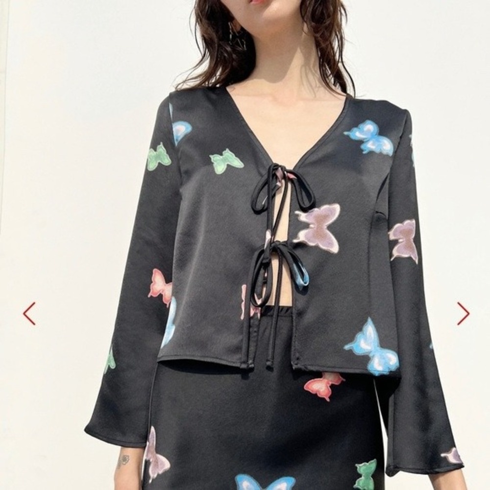 Lisa Says Gah Black Butterfly Print Satin Tie Front Bell Sleeve Crop Top Small - Picture 5 of 7